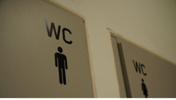Två wc-dörrar med streckgubbar på som visar kön. Bild: Ivar Sundman.