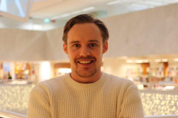 Oliver Mänttäri studerar internationell marknadsföring vid Åbo Akademi och är medägare i företaget Catermate. Catermate är verksamt inom restaurangbranschen. Han beskriver företagandet som ett äventyr. Bild: John Illman.