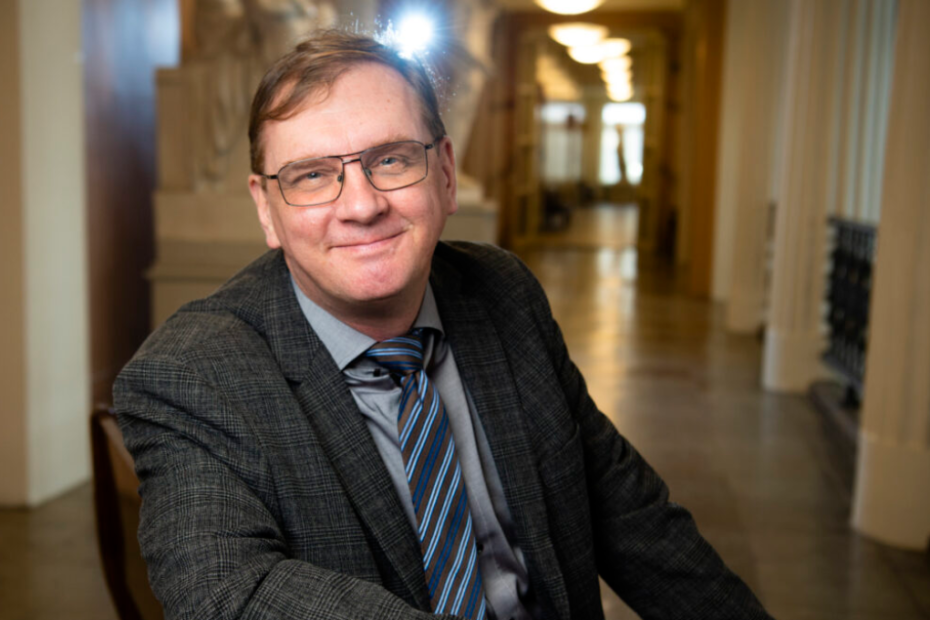 Kai Nordlund, professor i fysik vid Helsingfors universitet. Bild: Veikko Sumerpuro.