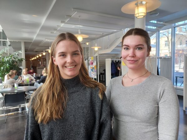 Lina Frostdahl och Lina Larsson ser Samlingsparitet som ett bättre alternativ än Sannfinländarna - men glada över valresultatet är de inte. Bild: Elin Lindberg.