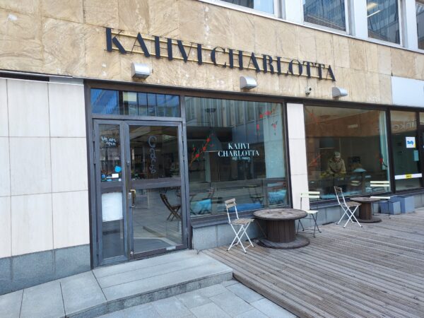 Utifrån sett är kaféet lite anonymt, men inomhus kommer personligheten bättre fram. Bild: Elin Lindberg.