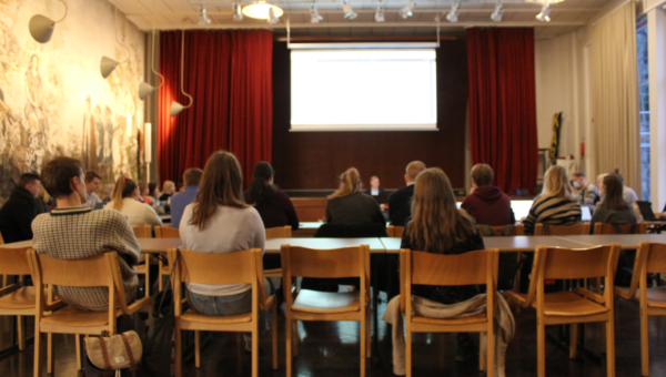 Åbo Akademis studentkårs fullmäktige under ett möte i Kårens festsal i Åbo.