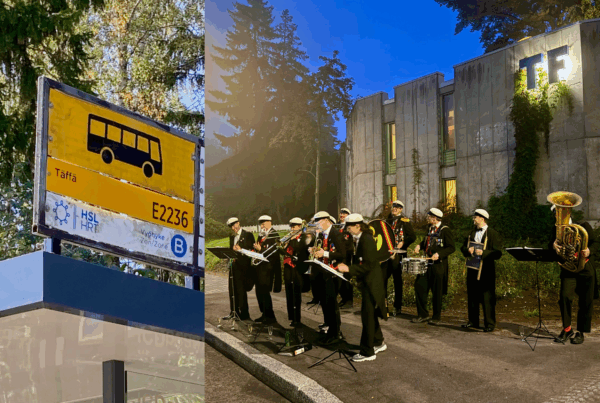 Bildcollage. Till vänster skylten på en busshållplats som heter "Täffä". Till höger en skara musikanter som spelar olika instrument. De är klädda i frackar och studentmösser med långa, svarta tofsar. De står framför en grå byggnad som skyltas med bokstäverna "TF".