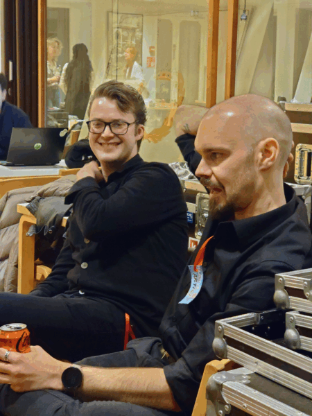 Dennis Granith och Ville Anttila sitter bredvid varandra. Granith ler mot kameran och Anttinen pratar med någon utanför bild.