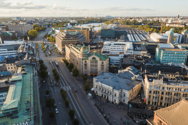 Byggnader i Helsingfors centrum fotograferade ovanifrån.