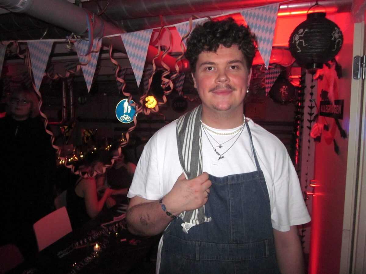 Servitören Ludwig Grönroos utklädd till huvudkocken i serien "The Bear".