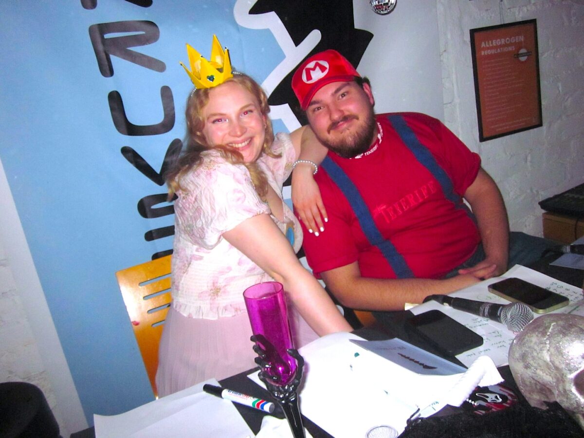 Alma Westerlund och Joacim Oksanen som sitter vid toastmastrarnas bord.