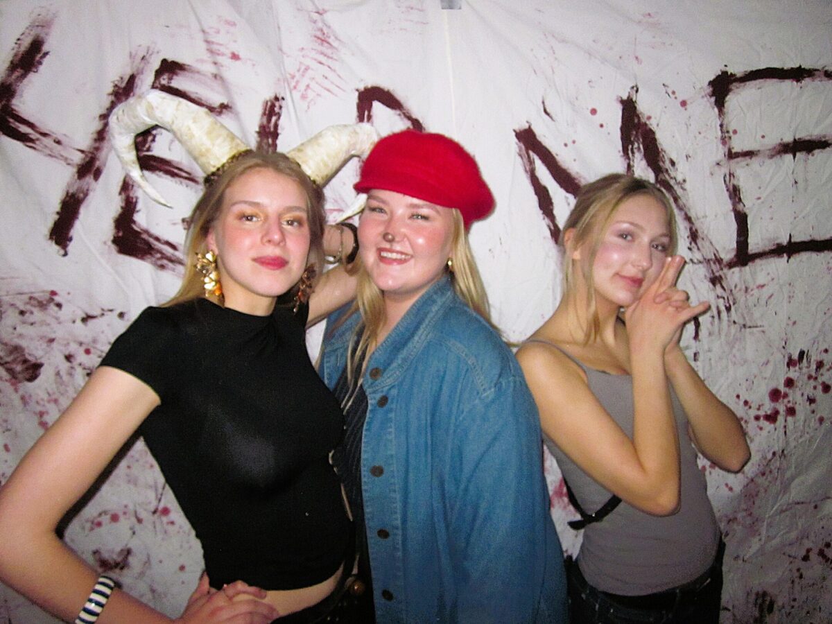 Karin Björklund, Emma Tackman och Vilma Gröning framför fotoväggen.