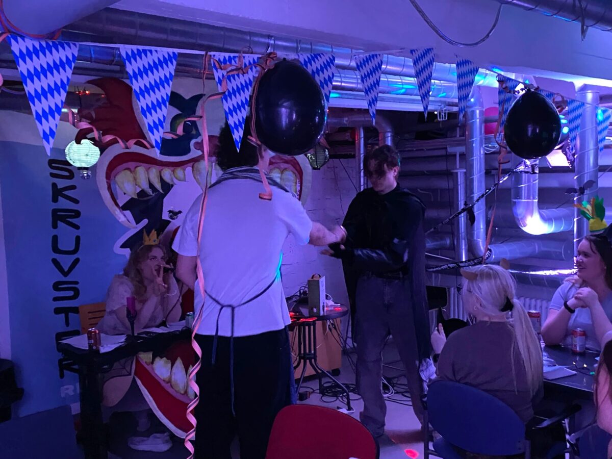 Två sitsdeltagare spelar sten, sax, påse framför alla andra.