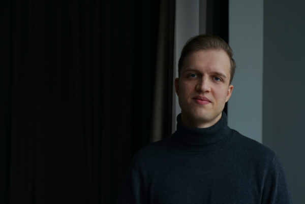 Emil Aarnio tittar in i kameran.