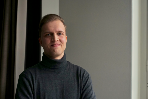 Emil Aarnio ser leende in i kameran.