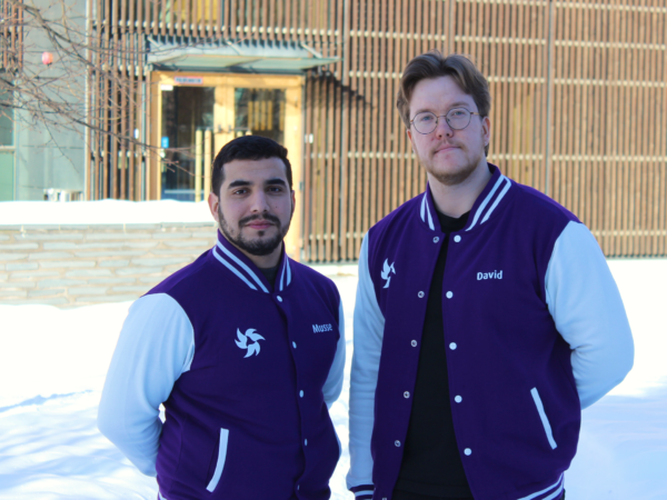 Mustapha Ben Messaoud och David Englund står bredvid varandra och ser in i kameran. De är klädda i lila jackor med Askens logo på bröstet.