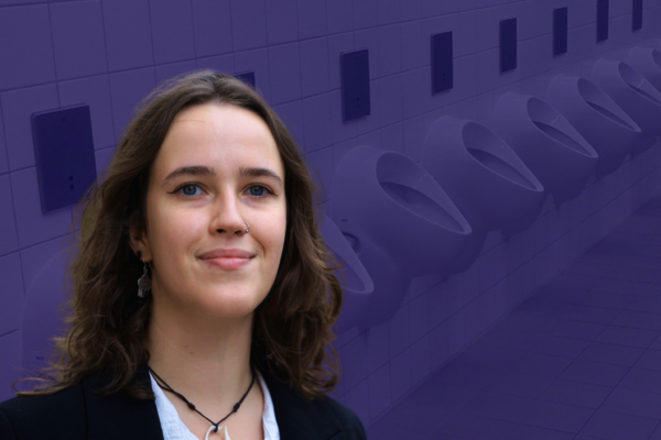 Anna Louhisto i förgrunden. Pissoarer i bakgrunden.