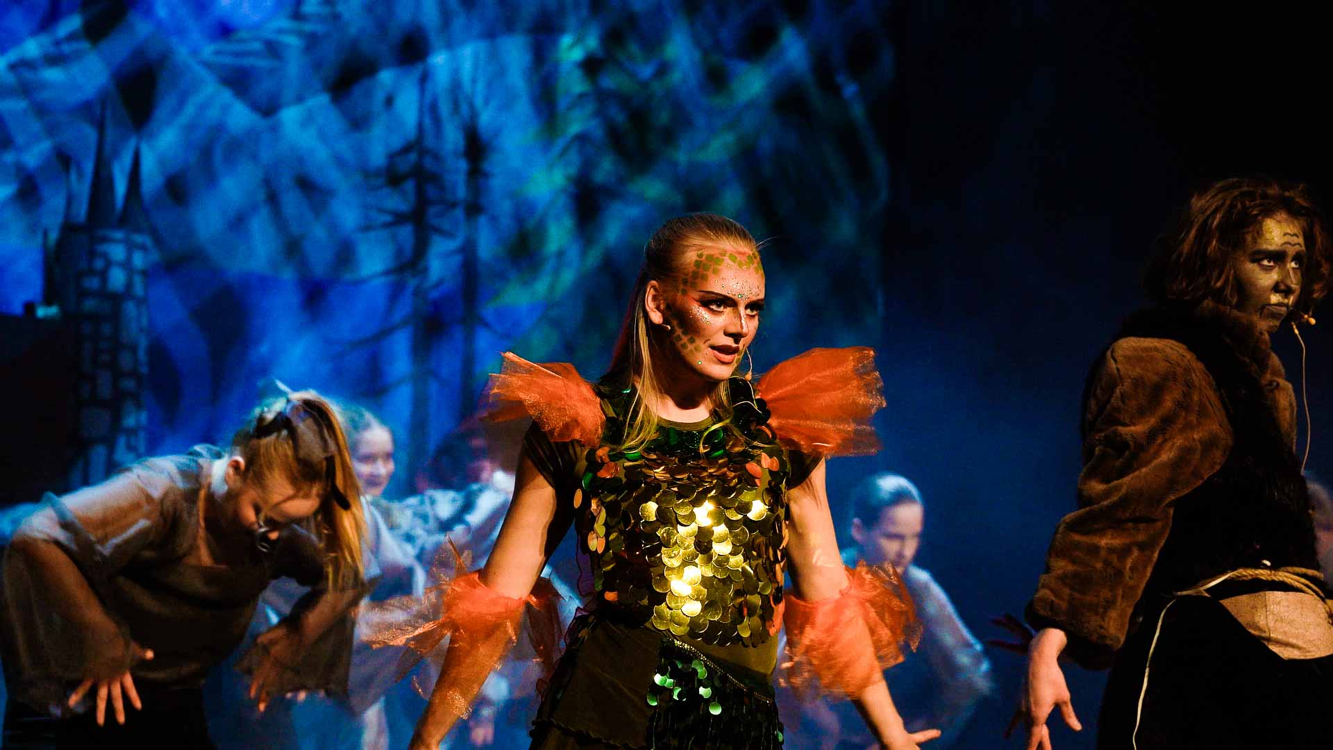 Aino Silverfisk med glittrigt ansiktssmink och skimrande skjorta.