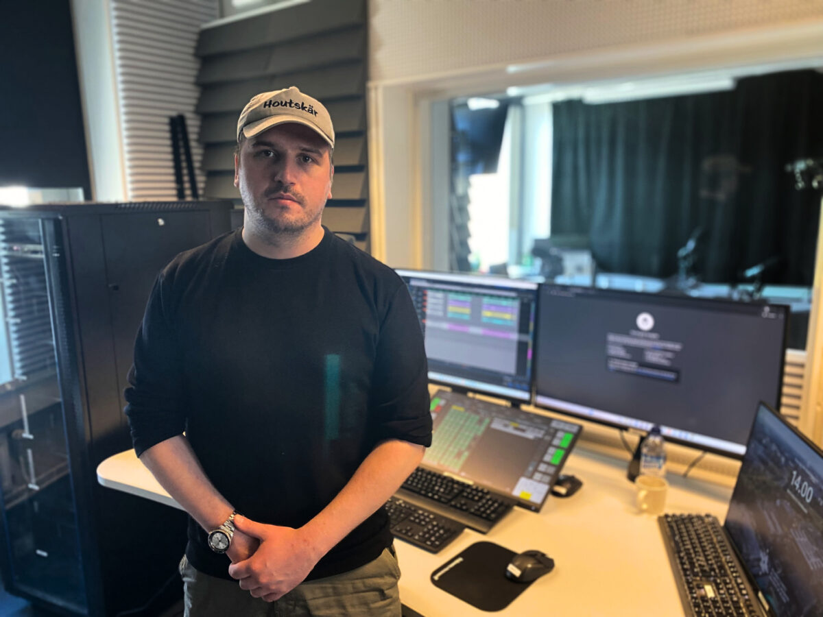 Mats Söderman i kontrollrummet invid studion.