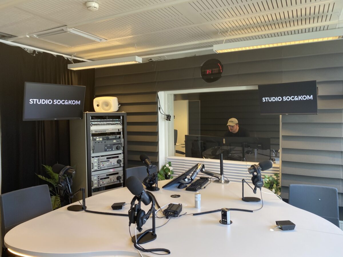 Bild inifrån inspelningsstudion vid Soc&kom.