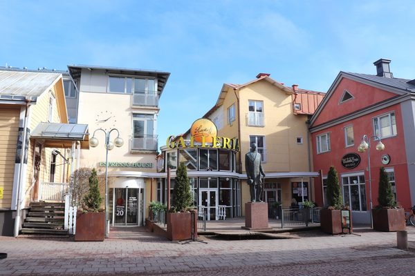 Gallerian i Mariehamn fotad från gatan.