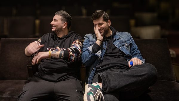 Melki Mardinlin och Sharif al-Homsi skrattar tillsammans.