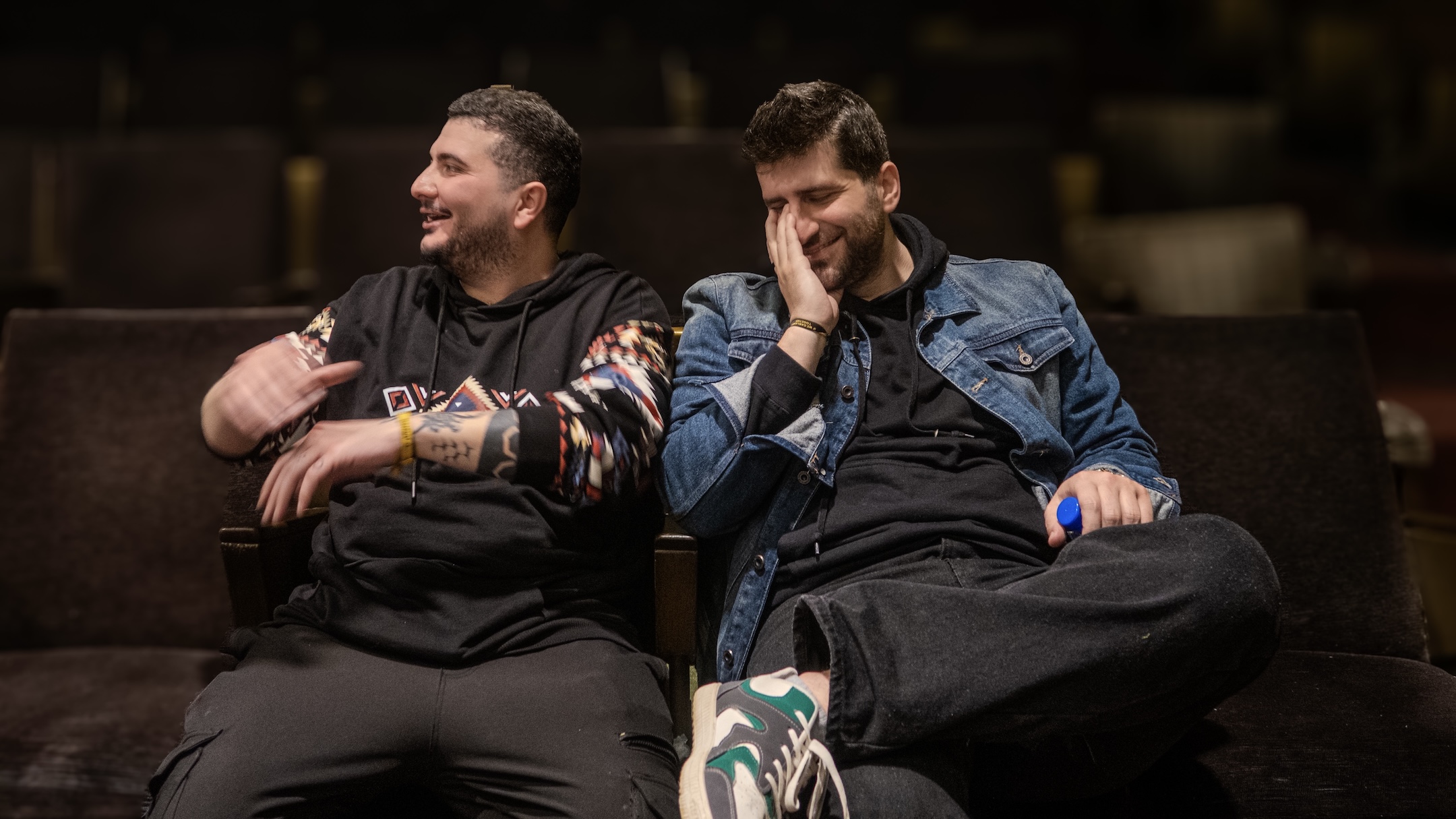 Melki Mardinlin och Sharif al-Homsi skrattar tillsammans.