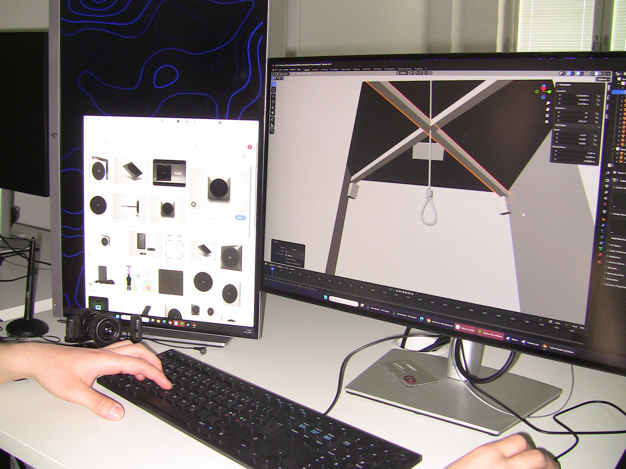En datorskärm med en 3D-illustration av ett rum. I taket hänger en snara.
Bredvid den skärmen står en annan datorskärm. Den visar olika högtalare.
