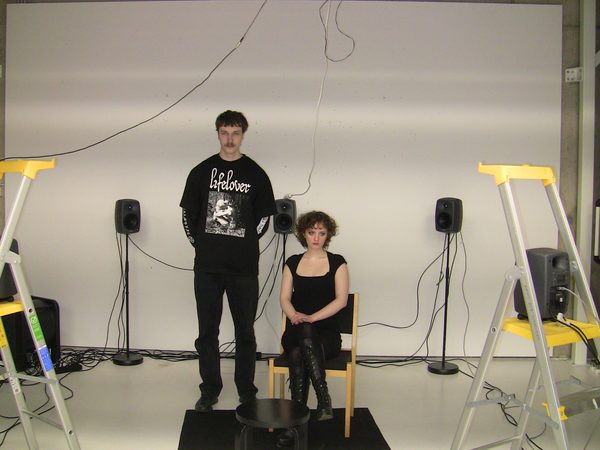 Erix Aboltins och Sofia Parland i en studio. Runt dem sladdar som hänger från taket och små stegar.
