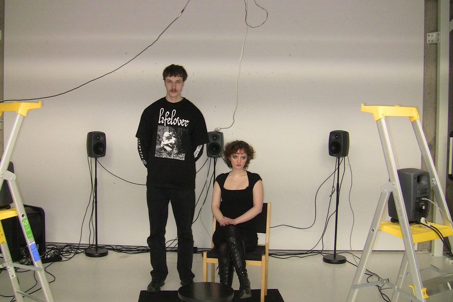 Erix Aboltins och Sofia Parland i en studio. Runt dem sladdar som hänger från taket och små stegar.