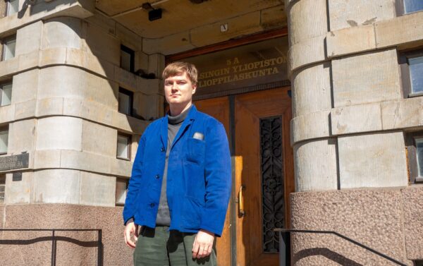 Kalle Grönroos står framför Nya studenthuset.