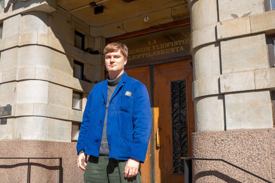 Kalle Grönroos står framför Nya studenthuset.