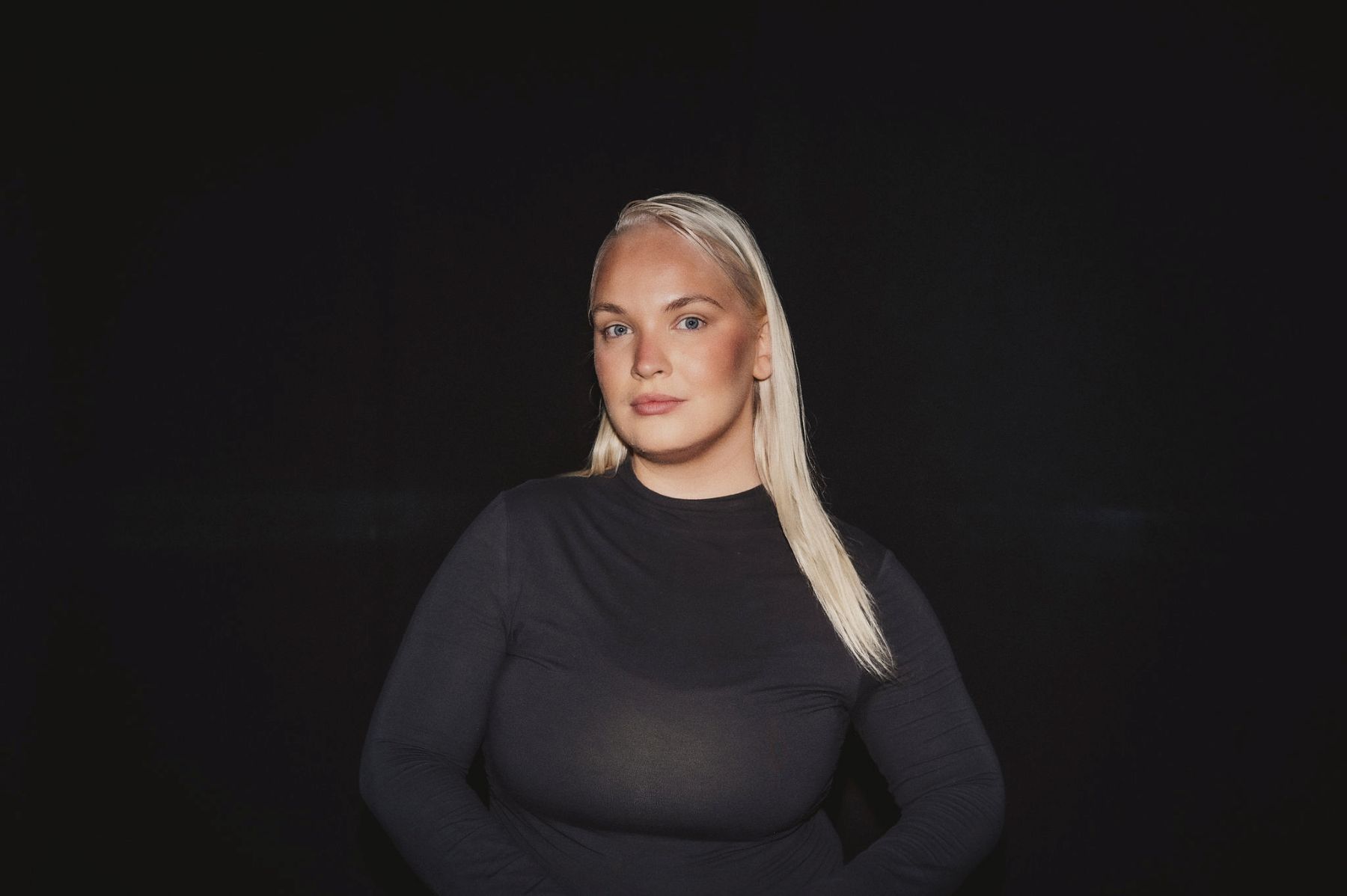 Hon vill förstå kvinnan bakom yxan – Bella Paasimäki spelar Lizzie Borden i blodig rockmusikal
